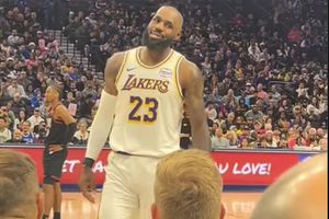 Un fan l-a ironizat pe LeBron James: „Ai rămas fără păr” » A urmat un răspuns brutal în timpul meciului