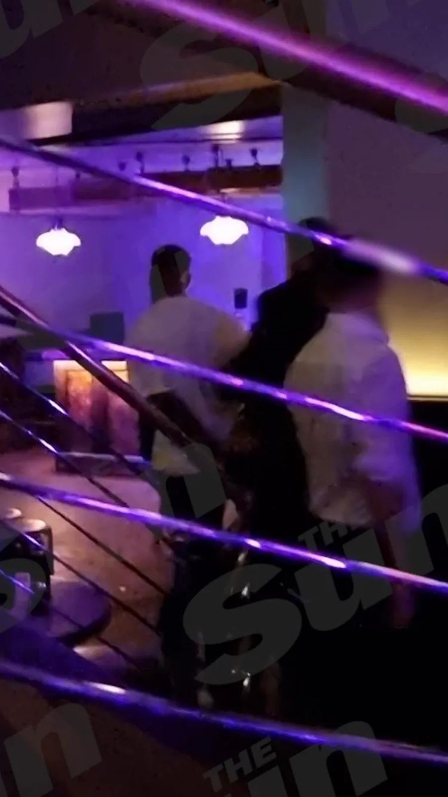 Internațional englez, arestat pentru agresiune » Scos în cătușe dintr-un bar londonez