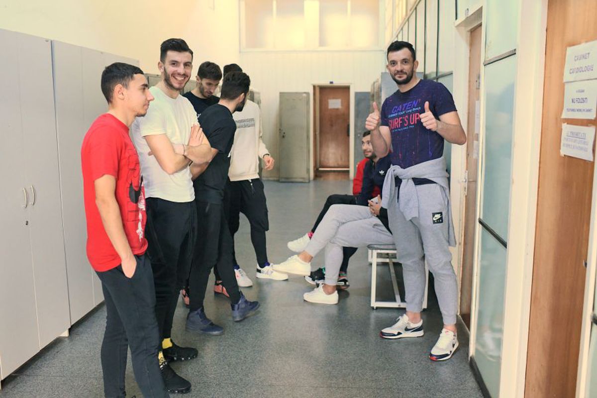DINAMO // VIDEO+FOTO Jucătorii lui Dinamo au făcut azi vizita medicală » Tricoul lui Ioan Filip a atras toate privirile: „Ce pana mea?” :D + supărați pe Nistor: „Ne zicea că vrea să rămână”
