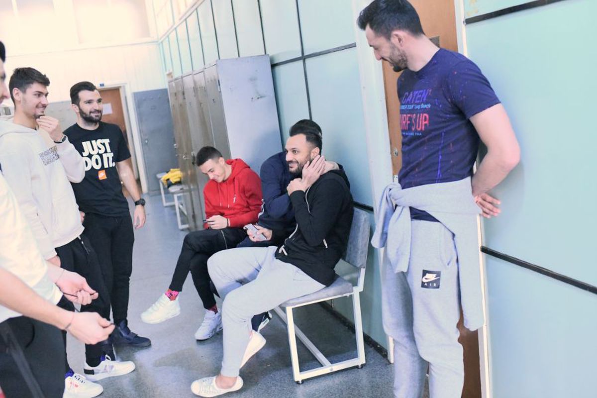 DINAMO // VIDEO+FOTO Jucătorii lui Dinamo au făcut azi vizita medicală » Tricoul lui Ioan Filip a atras toate privirile: „Ce pana mea?” :D + supărați pe Nistor: „Ne zicea că vrea să rămână”