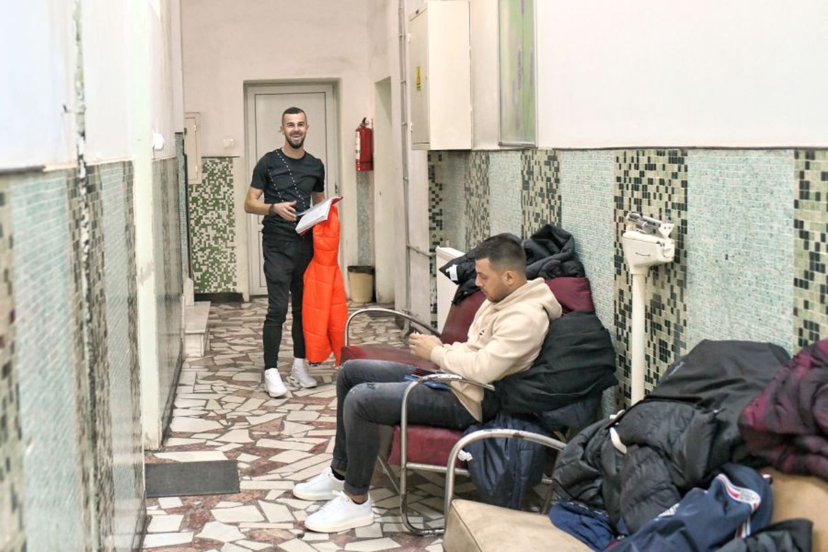 DINAMO // VIDEO+FOTO Jucătorii lui Dinamo au făcut azi vizita medicală » Tricoul lui Ioan Filip a atras toate privirile: „Ce pana mea?” :D + supărați pe Nistor: „Ne zicea că vrea să rămână”