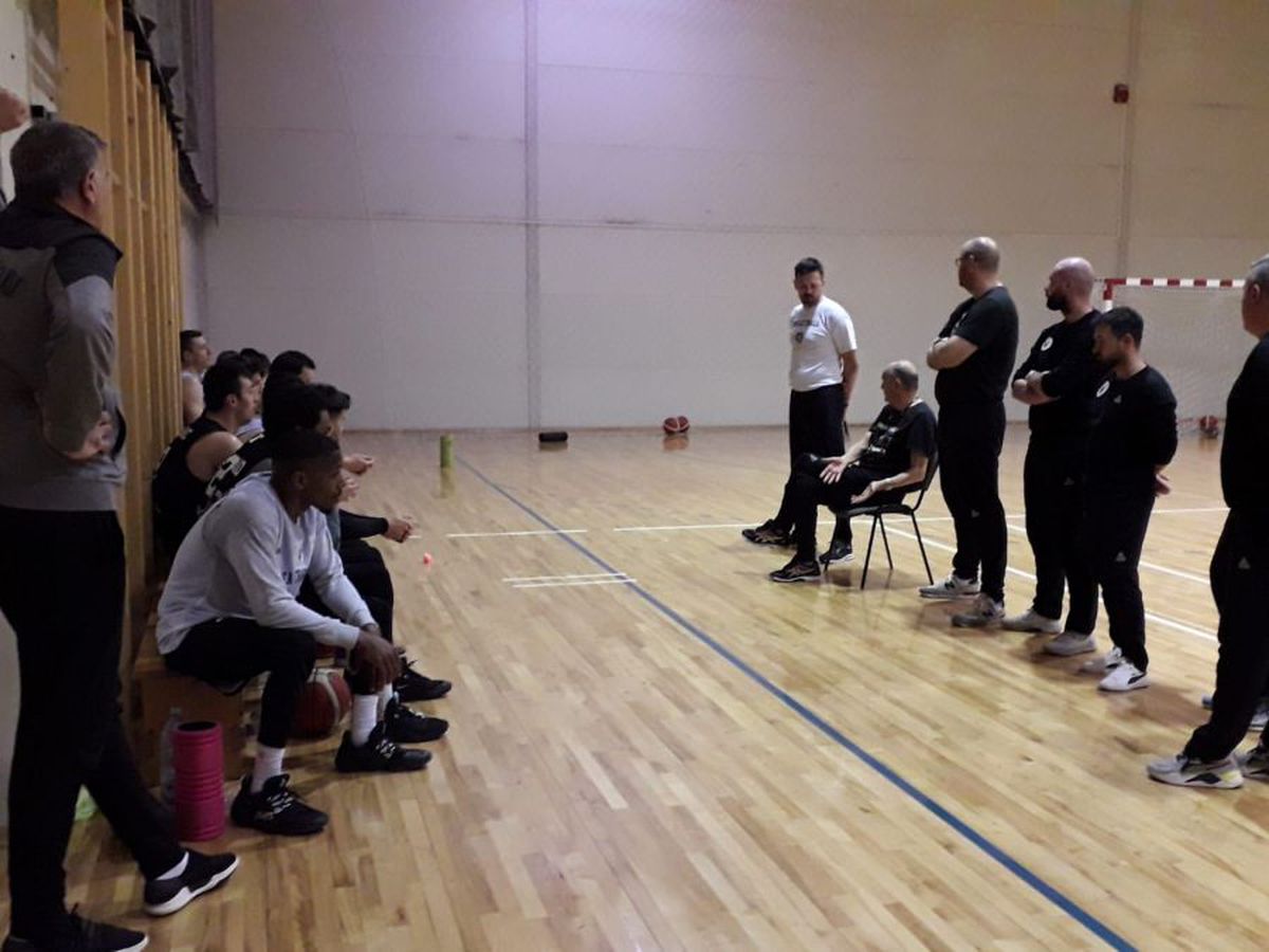 EXCLUSIV Doze pentru viață: dializă, insulină și baschet » Sârbul Dusko Vujosevic, antrenorul lui U-BT Cluj, luptă cu boala pentru a readuce titlul la Cluj