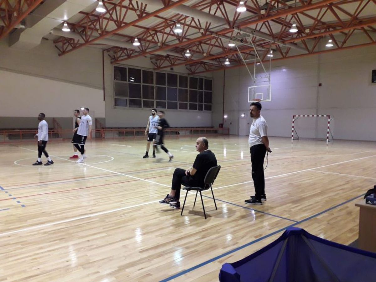 EXCLUSIV Doze pentru viață: dializă, insulină și baschet » Sârbul Dusko Vujosevic, antrenorul lui U-BT Cluj, luptă cu boala pentru a readuce titlul la Cluj