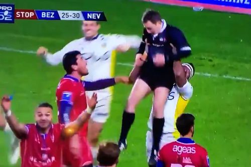 Cea mai amuzantă fază a începutului de an s-a petrecut vineri, în Franța, în timpul meciului de rugby dintre Beziers și Nevers.