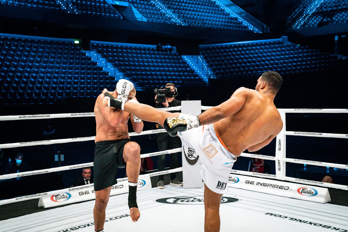 Incredibil! Ce i s-a spus lui Benny Adegbuyi înainte de meciul cu Badr Hari: „Tind să dea victoria celui mai important” + cum l-a șicanat marocanul înainte de luptă