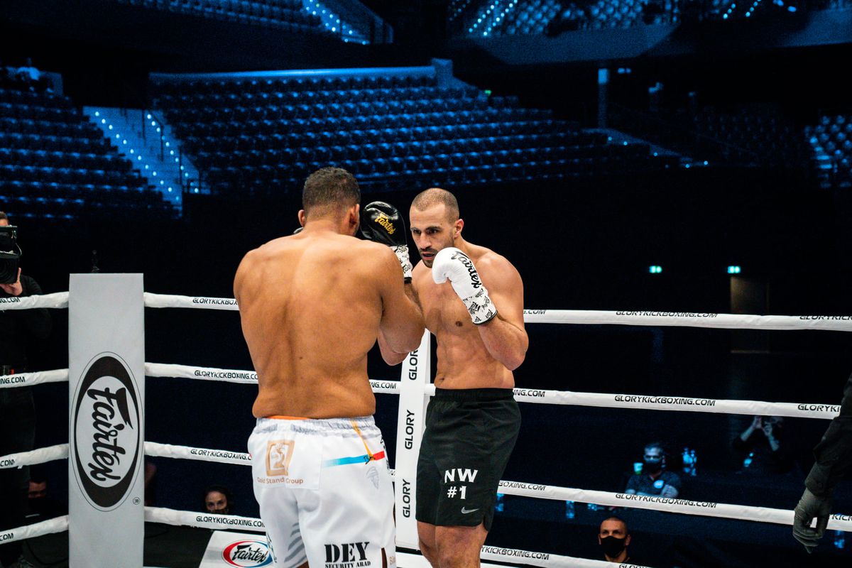 Incredibil! Ce i s-a spus lui Benny Adegbuyi înainte de meciul cu Badr Hari: „Tind să dea victoria celui mai important” + cum l-a șicanat marocanul înainte de luptă