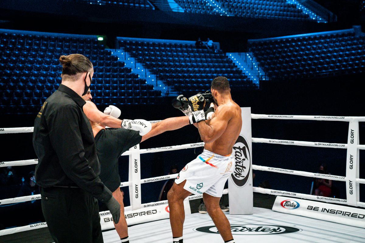 Incredibil! Ce i s-a spus lui Benny Adegbuyi înainte de meciul cu Badr Hari: „Tind să dea victoria celui mai important” + cum l-a șicanat marocanul înainte de luptă