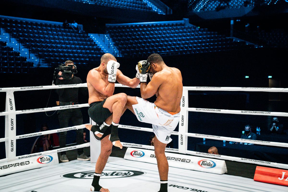 Incredibil! Ce i s-a spus lui Benny Adegbuyi înainte de meciul cu Badr Hari: „Tind să dea victoria celui mai important” + cum l-a șicanat marocanul înainte de luptă