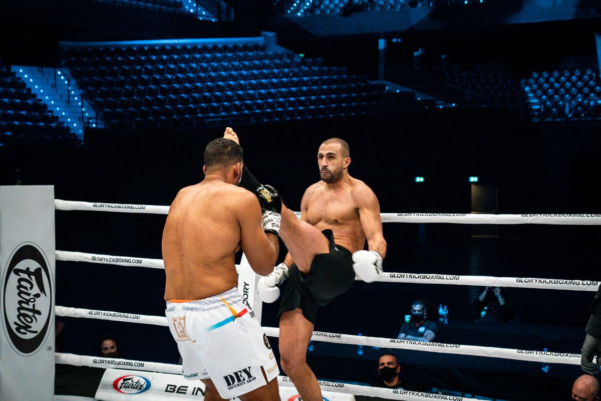 Incredibil! Ce i s-a spus lui Benny Adegbuyi înainte de meciul cu Badr Hari: „Tind să dea victoria celui mai important” + cum l-a șicanat marocanul înainte de luptă