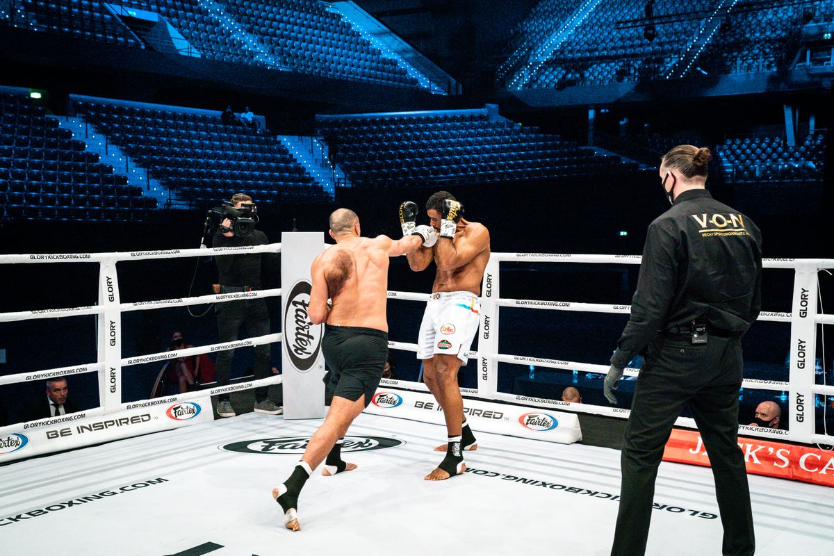 Incredibil! Ce i s-a spus lui Benny Adegbuyi înainte de meciul cu Badr Hari: „Tind să dea victoria celui mai important” + cum l-a șicanat marocanul înainte de luptă