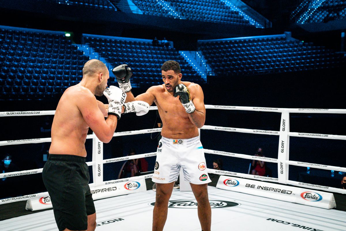 Incredibil! Ce i s-a spus lui Benny Adegbuyi înainte de meciul cu Badr Hari: „Tind să dea victoria celui mai important” + cum l-a șicanat marocanul înainte de luptă