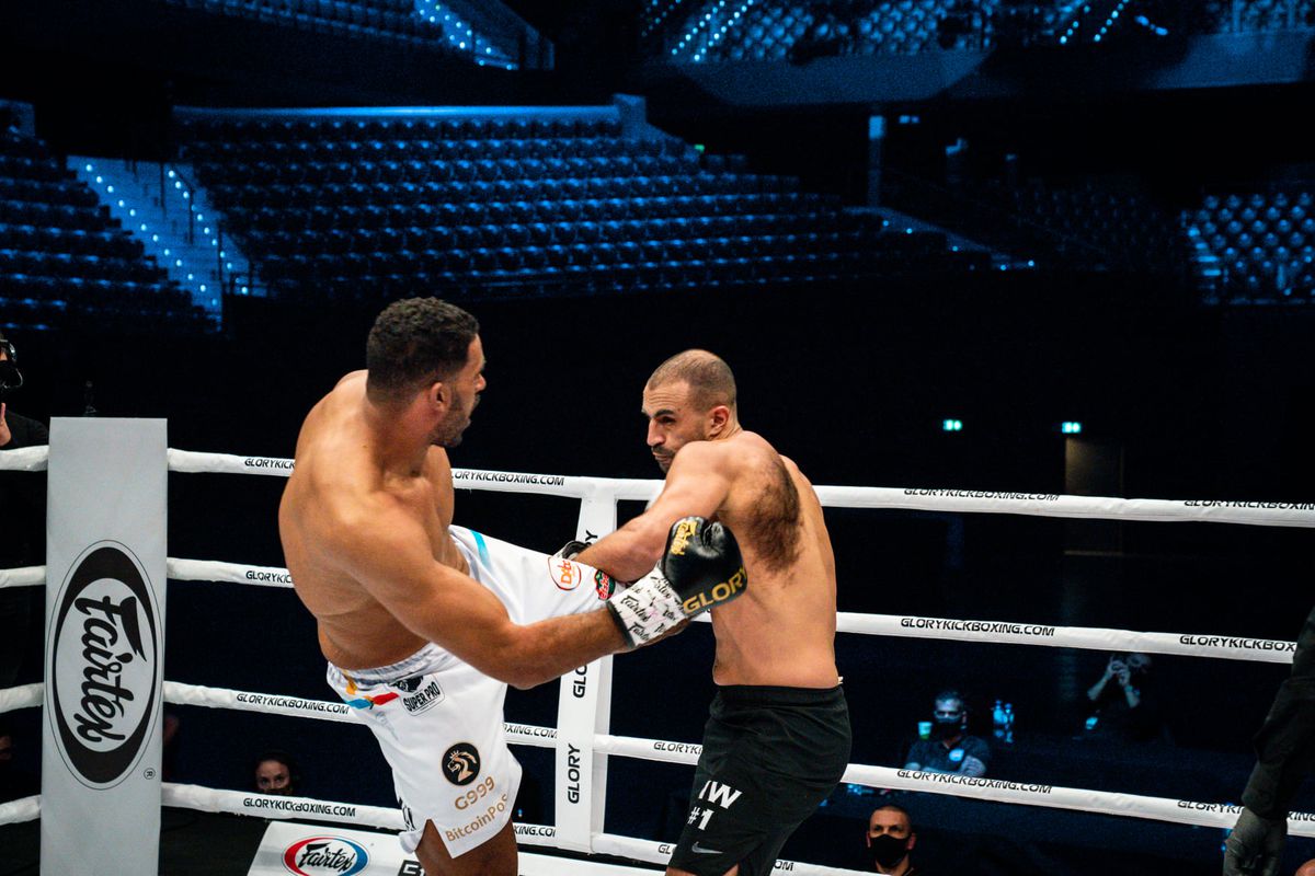 Incredibil! Ce i s-a spus lui Benny Adegbuyi înainte de meciul cu Badr Hari: „Tind să dea victoria celui mai important” + cum l-a șicanat marocanul înainte de luptă