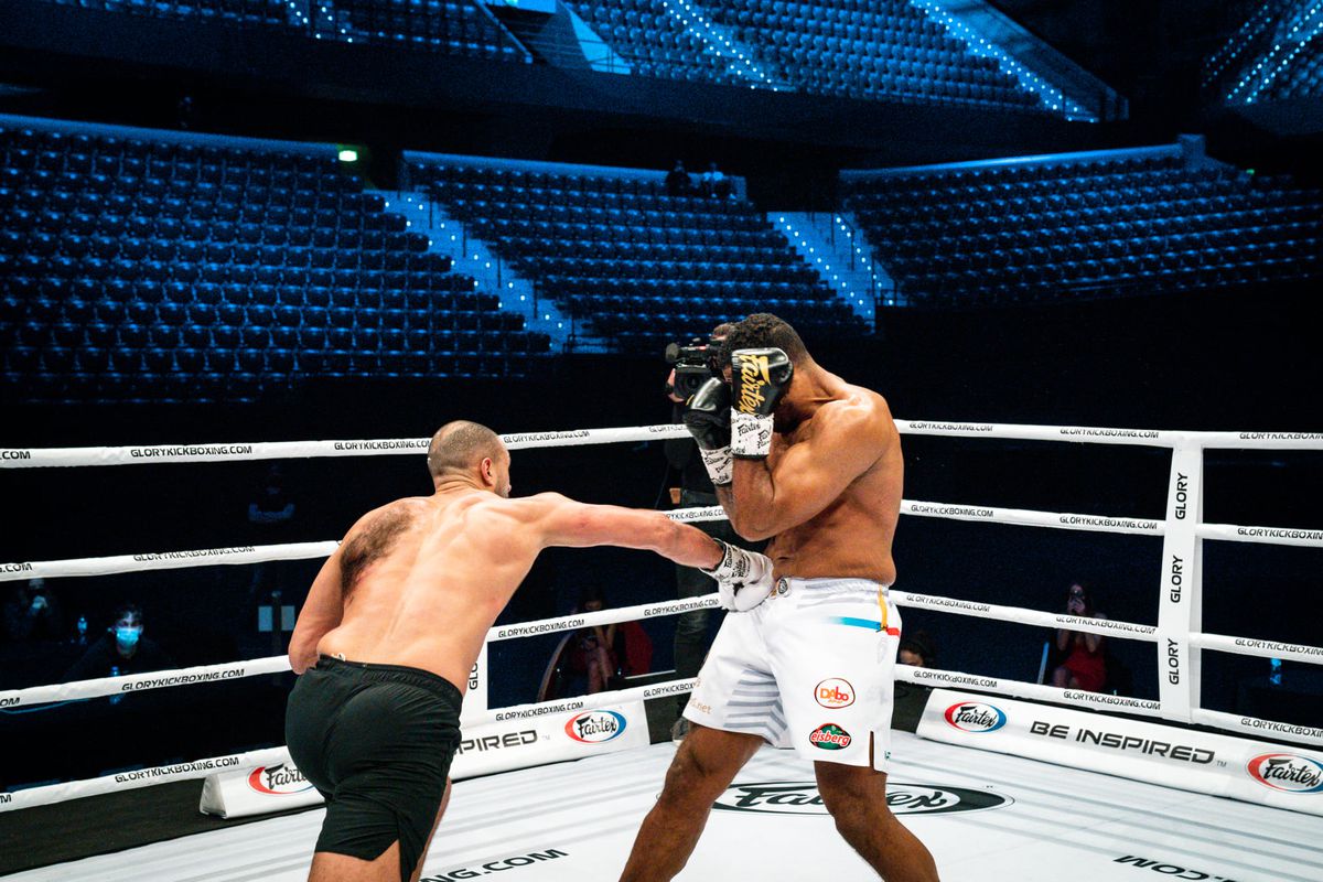 Incredibil! Ce i s-a spus lui Benny Adegbuyi înainte de meciul cu Badr Hari: „Tind să dea victoria celui mai important” + cum l-a șicanat marocanul înainte de luptă