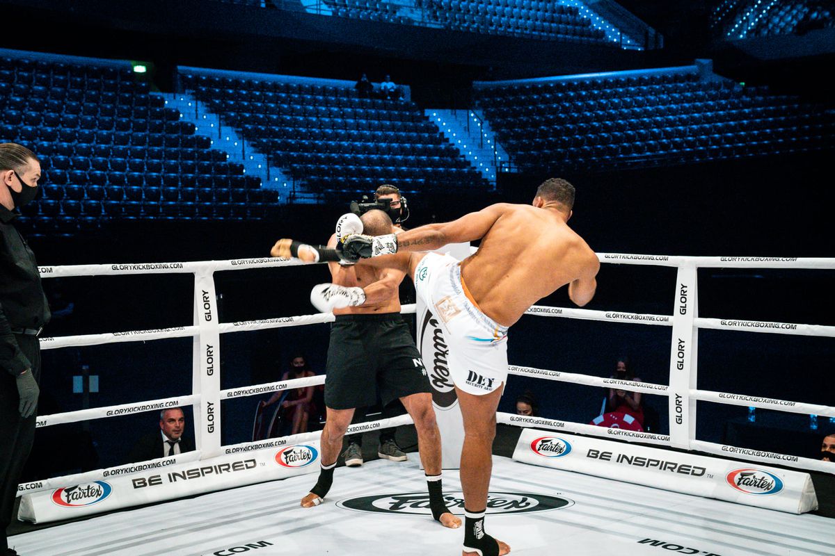 Incredibil! Ce i s-a spus lui Benny Adegbuyi înainte de meciul cu Badr Hari: „Tind să dea victoria celui mai important” + cum l-a șicanat marocanul înainte de luptă