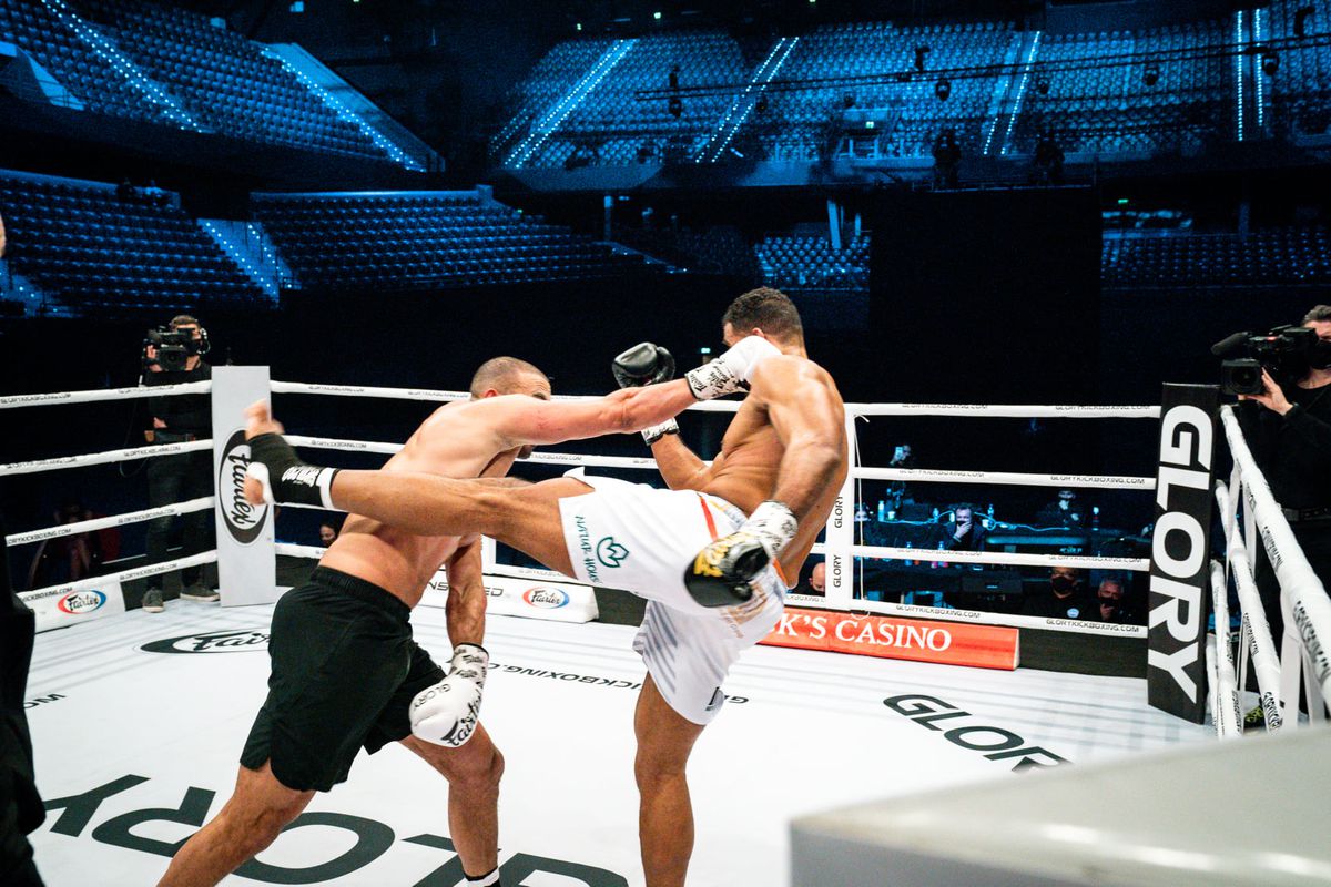 Incredibil! Ce i s-a spus lui Benny Adegbuyi înainte de meciul cu Badr Hari: „Tind să dea victoria celui mai important” + cum l-a șicanat marocanul înainte de luptă