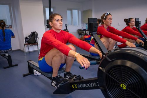 Campioanele olimpice de la Tokyo, Ancuța Bodnar (stânga) și Simona Radiș la o sesiune de antrenament cu ergometru- Foto Raed Krishan