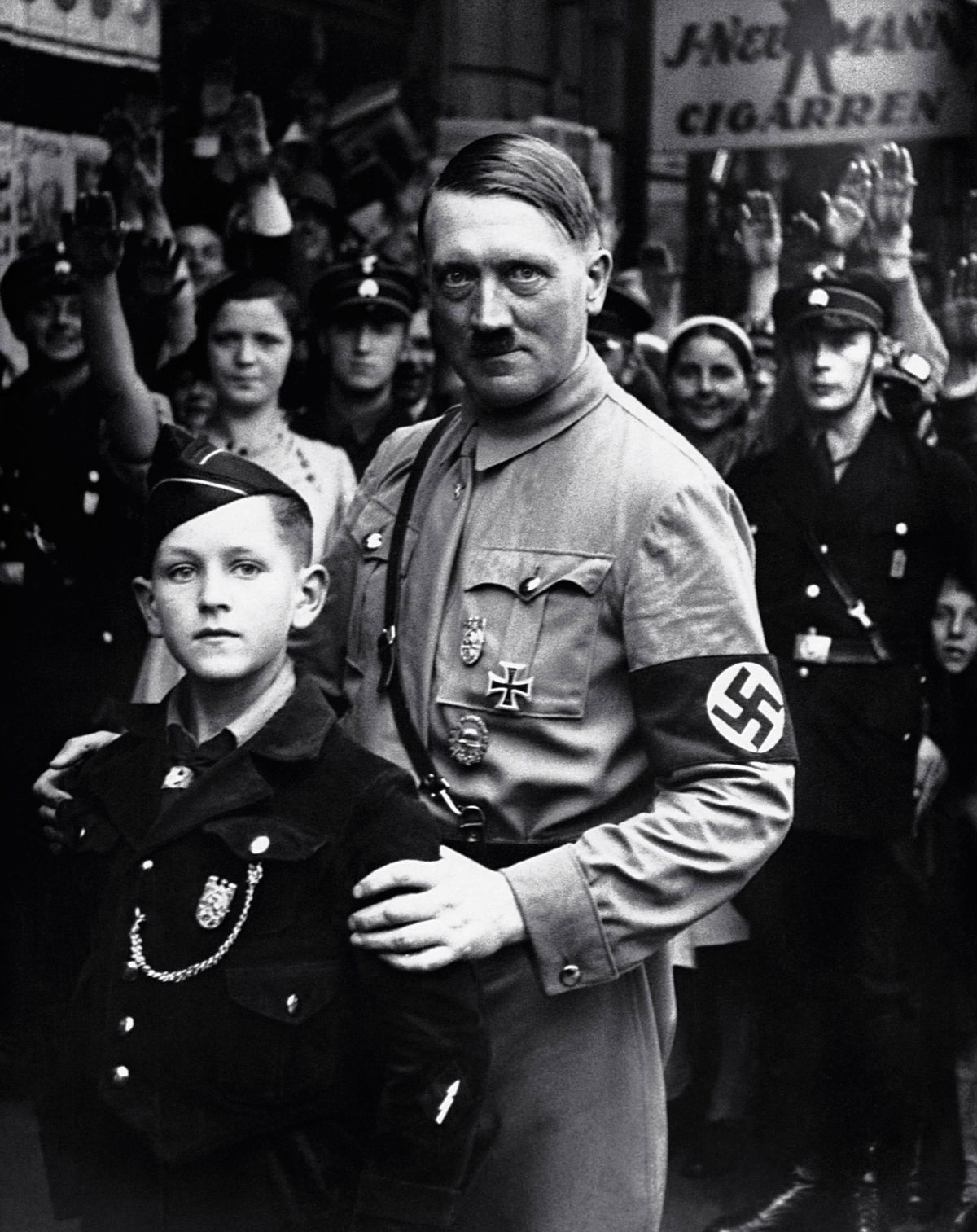 Naziști, lagăre și muncă forțată! Trecutul întunecat al lui Hugo Boss, compania-gigant de modă care a semnat în premieră cu un nume mare ATP