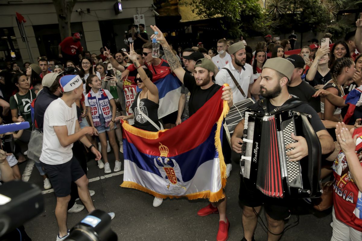Decizia în cazul Djokovic a provocat sărbătoarea în rândul susținătorilor lui Nole pe străzile din Melbourne