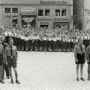 Tinerii hitleriști în uniformele lor // Foto: Imago