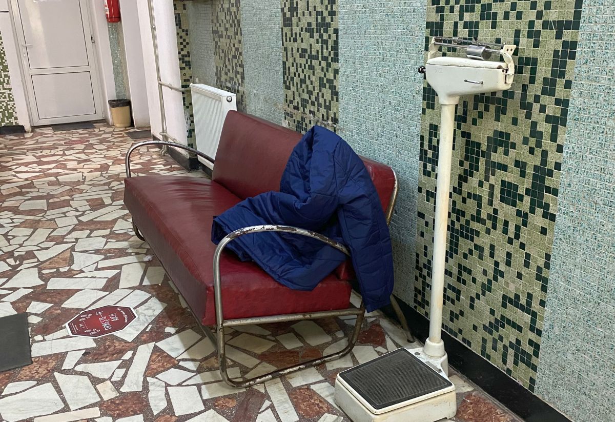 INMS, ce mizerie! Condiții ca-n anii '50-'60 la clinica unde merge Superliga: „bombardament” pe holuri, canapele care pot accidenta fotbaliștii și hârtie igienică sub lacăt. Imagini incredibile