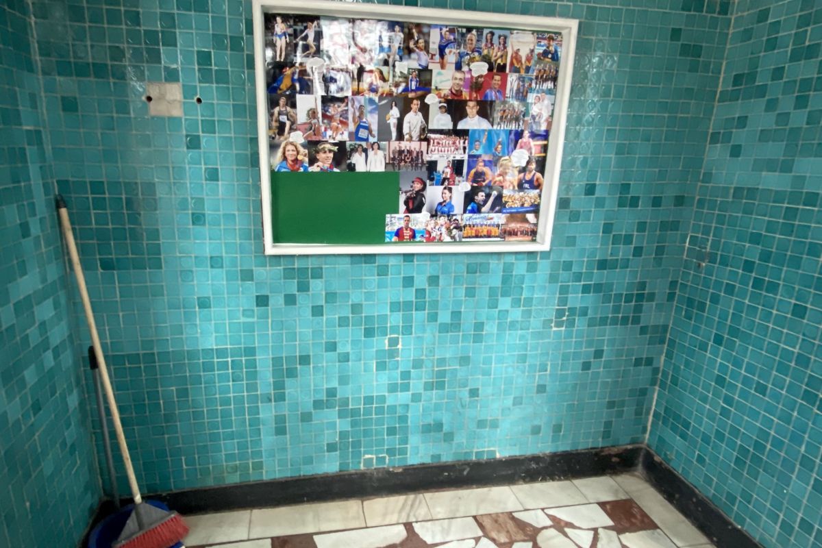 INMS, ce mizerie! Condiții ca-n anii '50-'60 la clinica unde merge Superliga: „bombardament” pe holuri, canapele care pot accidenta fotbaliștii și hârtie igienică sub lacăt. Imagini incredibile