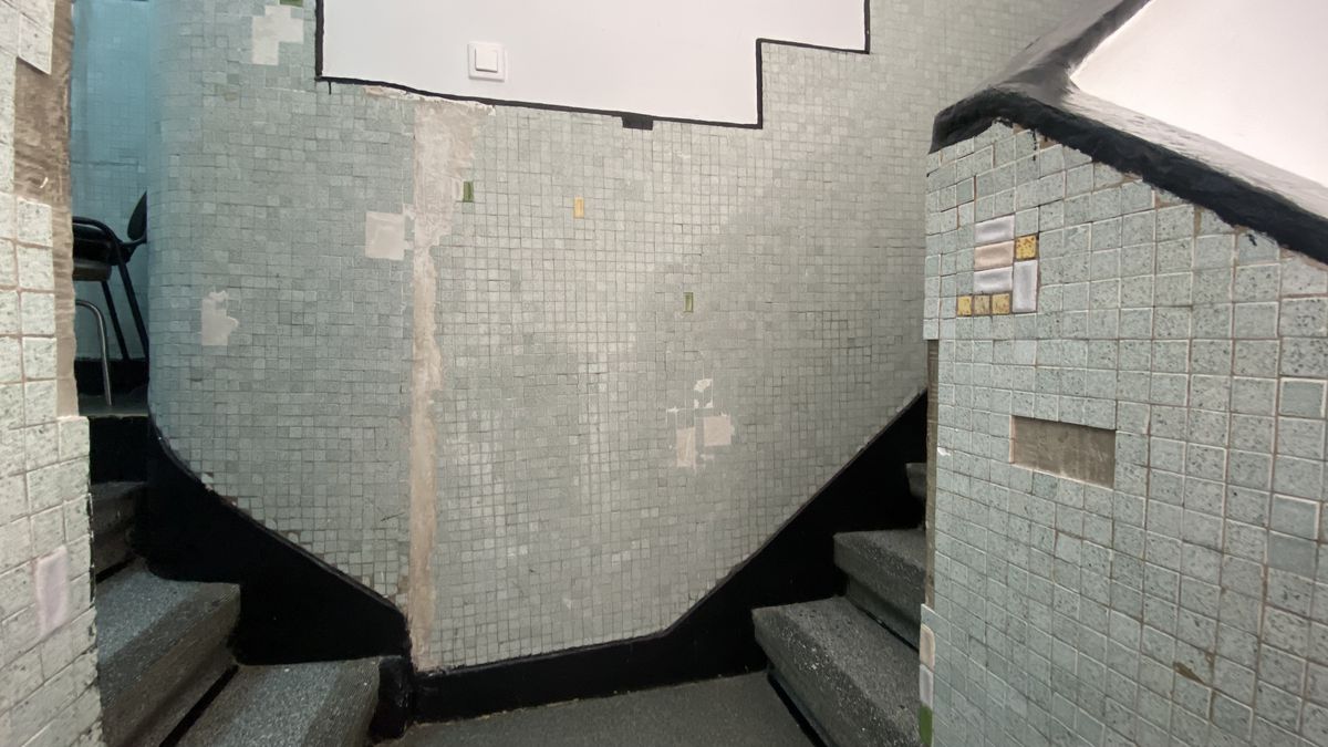 INMS, ce mizerie! Condiții ca-n anii '50-'60 la clinica unde merge Superliga: „bombardament” pe holuri, canapele care pot accidenta fotbaliștii și hârtie igienică sub lacăt. Imagini incredibile