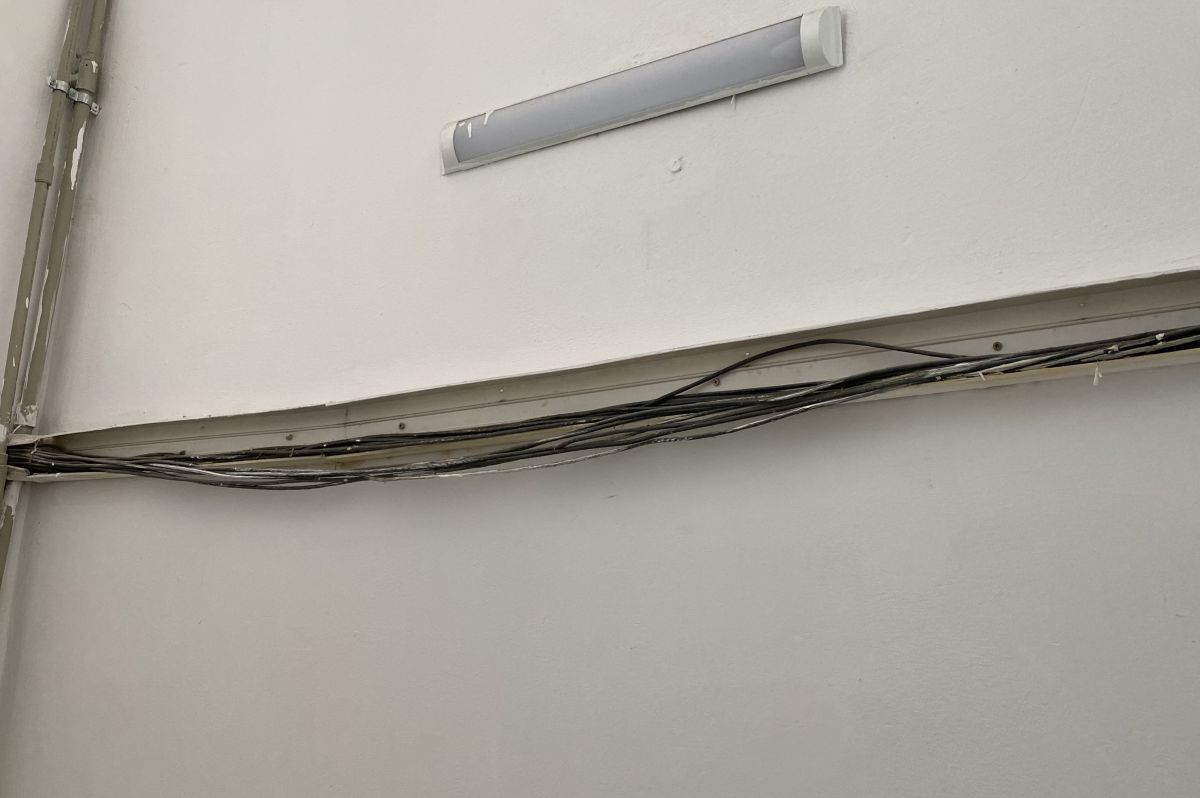 INMS, ce mizerie! Condiții ca-n anii '50-'60 la clinica unde merge Superliga: „bombardament” pe holuri, canapele care pot accidenta fotbaliștii și hârtie igienică sub lacăt. Imagini incredibile