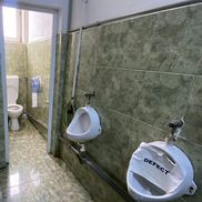 Două grupuri sanitare, instalații improvizate, un pișoar defect și instrucțiuni de folosire lipite pe pereți