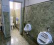 Două grupuri sanitare, instalații improvizate, un pișoar defect și instrucțiuni de folosire lipite pe pereți