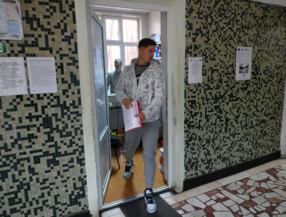 INMS, ce mizerie! Condiții ca-n anii '50-'60 la clinica unde merge Superliga: „bombardament” pe holuri, canapele care pot accidenta fotbaliștii și hârtie igienică sub lacăt. Imagini incredibile