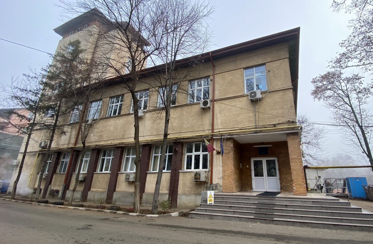 INMS, ce mizerie! Condiții ca-n anii '50-'60 la clinica unde merge Superliga: „bombardament” pe holuri, canapele care pot accidenta fotbaliștii și hârtie igienică sub lacăt. Imagini incredibile