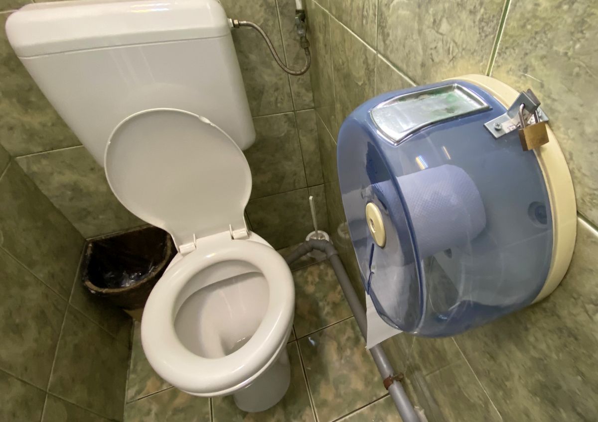 INMS, ce mizerie! Condiții ca-n anii '50-'60 la clinica unde merge Superliga: „bombardament” pe holuri, canapele care pot accidenta fotbaliștii și hârtie igienică sub lacăt. Imagini incredibile