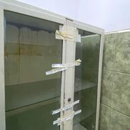 Un dulap medical abandonat într-una ditre toaletele de la etajul 1