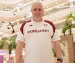 Marius Şumudică în holul hotelului de 5 stele în care Rapid a stat în Dubai