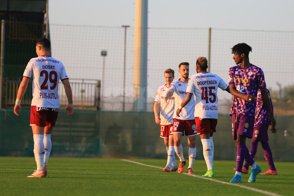 Rapid s-a distrat cu amatorii locali în primul amical din Dubai » 13 goluri și șanse pentru David Niculescu și Andrei Șucu: „Haide, Șucule, deschide!”