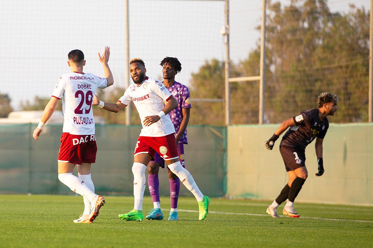 Rapid s-a distrat cu amatorii locali în primul amical din Dubai » 13 goluri și șanse pentru David Niculescu și Andrei Șucu: „Haide, Șucule, deschide!”