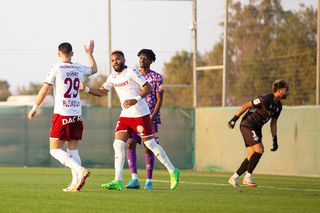 Rapid s-a distrat cu amatorii locali în primul amical din Dubai » 13 goluri și șanse pentru David Niculescu și Andrei Șucu: „Haide, Șucule, deschide!”