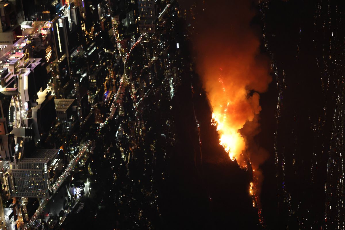 Campionul olimpic la înot și-a pierdut medaliile în incendiu: „«Ploua» cu cenușă peste mine”