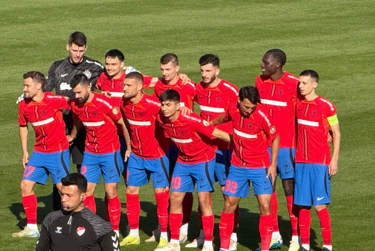 De ce a fost sponsorul FCSB-ului acoperit la meciul amical cu Hamburg + A debutat cu banderola pe braț