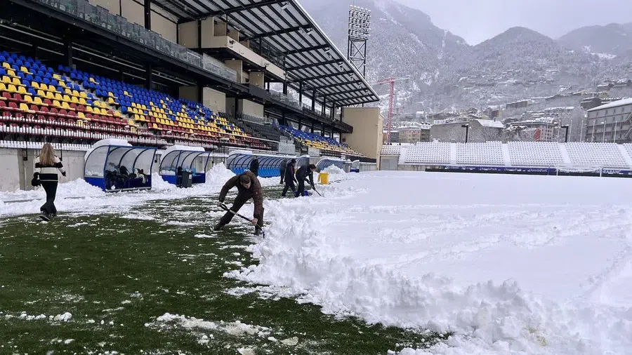 Meciul echipei lui Pique, amânat: strat de 28 cm de zăpadă pe stadion!