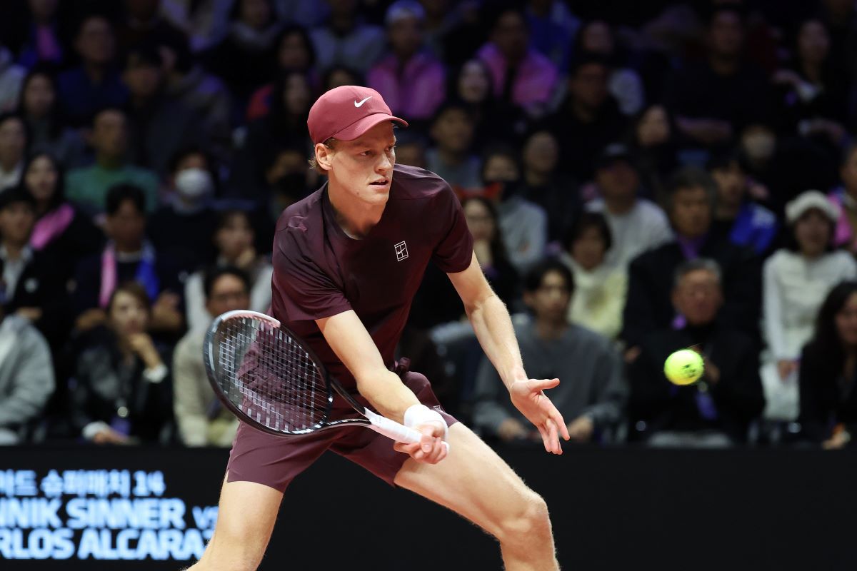 Carlos Alcaraz a câștigat demonstrativul stelar cu Jannik Sinner în fața a 15.000 de spectatori » Ambii au primit câte 2,3 milioane de dolari