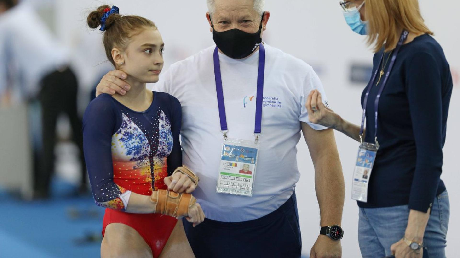 Nicolae Forminte discutând cu gimnaste din lotul feminin de gimnastică, după demisia Corinei Moroșan din conducere. | sursa foto: Gazeta Sporturilor