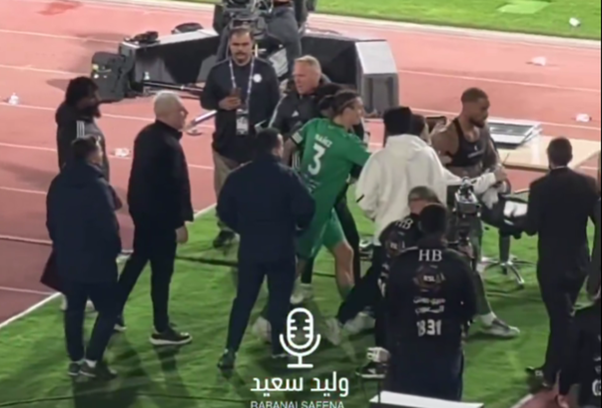 Marius Șumudică, scandal chiar la meciul de debut » Altercație cu starul de milioane al adversarei