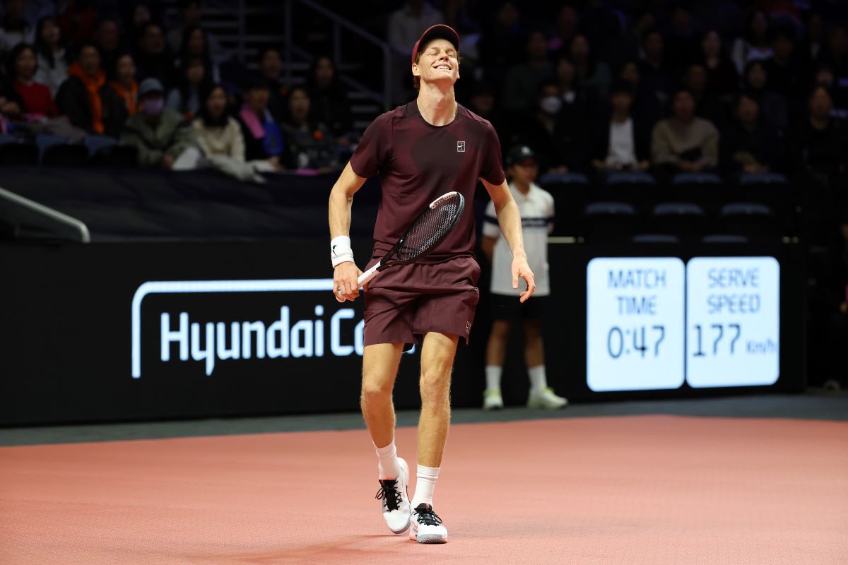 Carlos Alcaraz a câștigat demonstrativul stelar cu Jannik Sinner în fața a 15.000 de spectatori » Ambii au primit câte 2,3 milioane de dolari