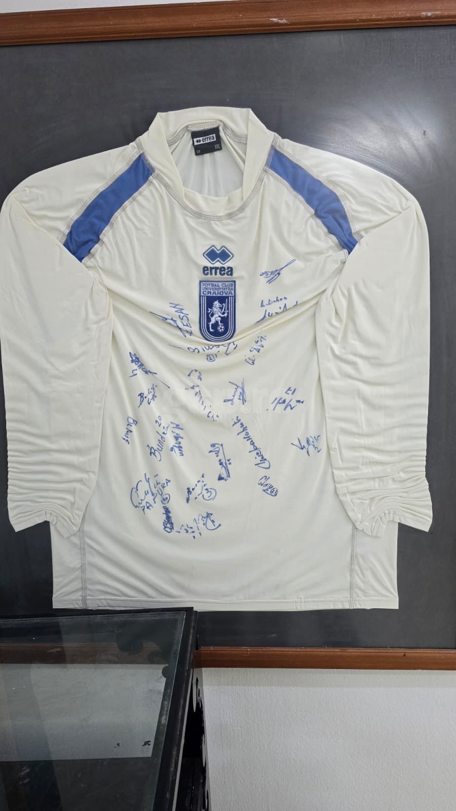 Tricoul celor de la FC Universitatea Craiova, de la începutul anilor 2000 Bântuiți de Mititelu și în Antalya » Fotografia zilei: ce au găsit juveții la intrarea în vestiar