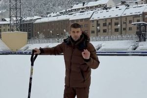 Gerard Pique, înzăpezit » Apel către fani cu lopata în mână