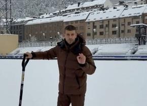 Meciul echipei lui Pique, amânat: strat de 28 cm de zăpadă pe stadion!