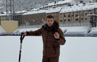 Meciul echipei lui Pique, amânat: strat de 28 cm de zăpadă pe stadion!