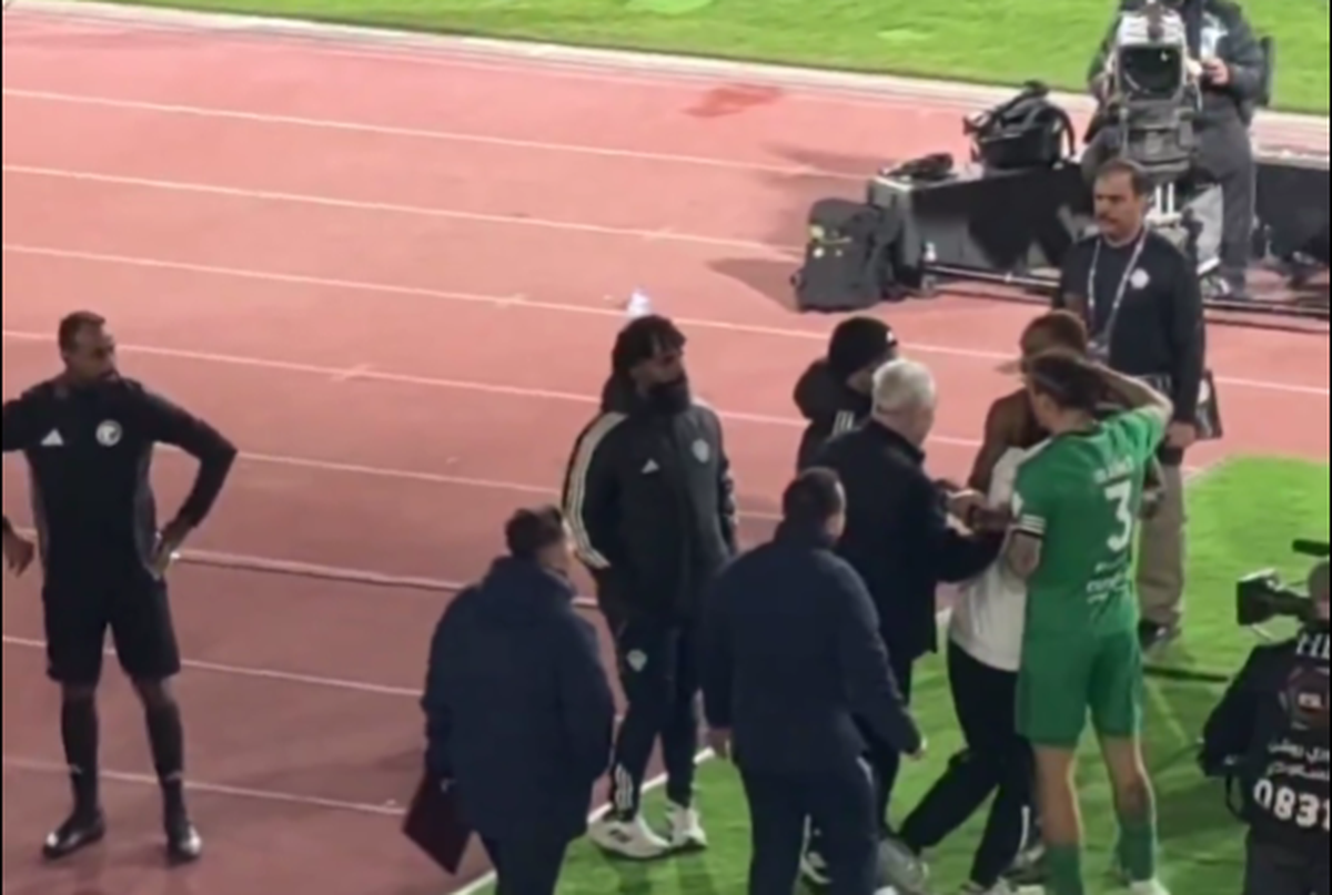 Marius Șumudică, scandal chiar la meciul de debut » Altercație cu starul de milioane al adversarei