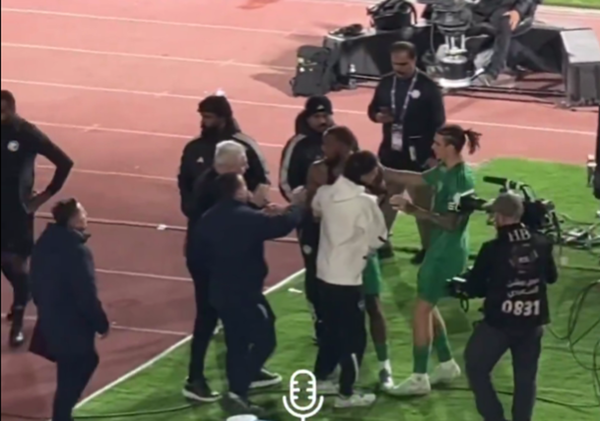 Marius Șumudică, scandal chiar la meciul de debut » Altercație cu starul de milioane al adversarei